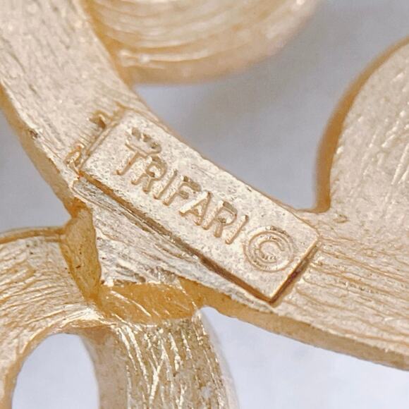 Vintage Signed Crown Trifari Gold Tone Swirl Brooch Mid Century Modern Domed Pin - Picture 5 of 7